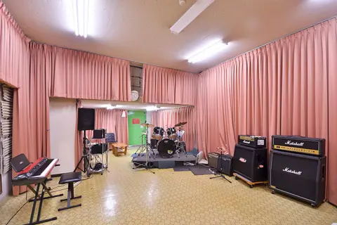 100BANスタジオ 神戸旧居留地 高砂ビル：ドラムとマーシャルアンプのある練習室