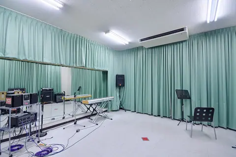 100BANスタジオ 神戸旧居留地 高砂ビル：ミラーのある練習室