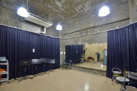 100BANスタジオ 神戸旧居留地 高砂ビル：譜面台とミラーのある部屋