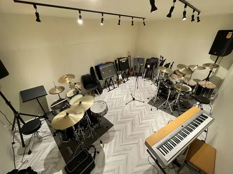 32 MUSIC STUDIO(ドラム・アンプ・電子ピアノのある練習室)