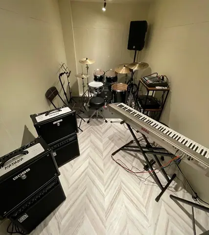 32 MUSIC STUDIO：ドラム・アンプ・キーボードのある練習室