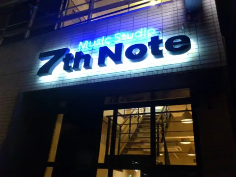 7th Note（セブンスノート）：建物の看板