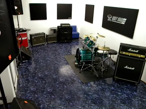 ABBEY ROAD 幸神店（ドラムとアンプのある練習室）