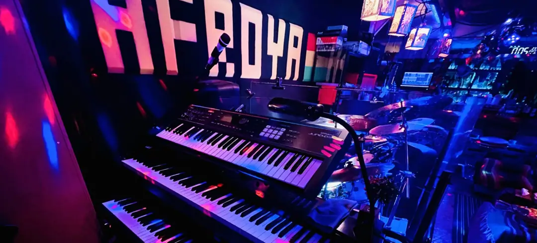 AFROYA（アフロヤ）（キーボードが並ぶバーフロア）