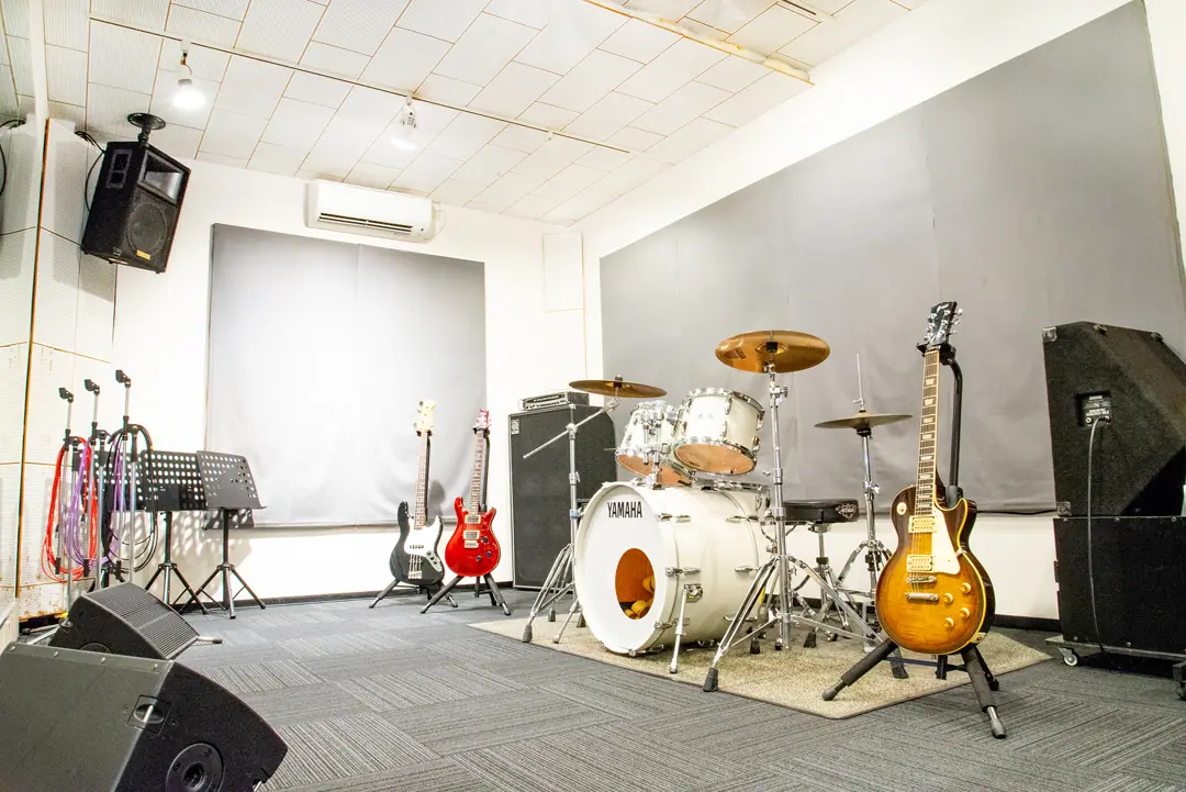 Ai Music Studio（アイ ミュージック スタジオ）（ドラムとギター、アンプのある練習室）