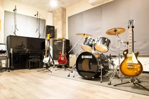 Ai Music Studio（アイ ミュージック スタジオ）：ドラム・ピアノ・ギターのある練習室