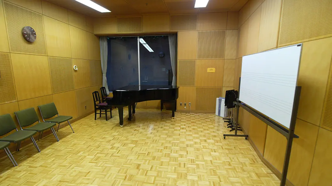 国立音楽大学 AIスタジオ(グランドピアノのある練習室)