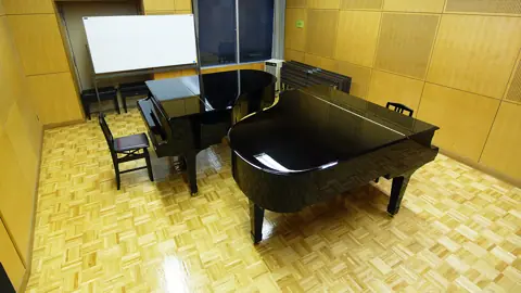 国立音楽大学 AIスタジオ：グランドピアノのある練習室