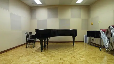 国立音楽大学 AIスタジオ：グランドピアノのある練習室
