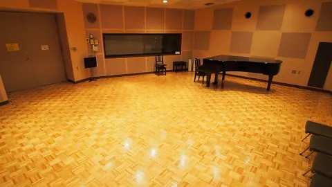 国立音楽大学 AIスタジオ：グランドピアノのあるスタジオ