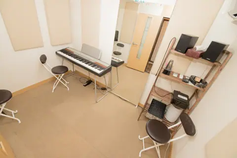 アイオン音楽スタジオ：電子ピアノと棚のある部屋
