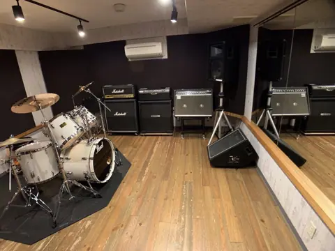 エアーサウンドスタジオ（AIR SOUND STUDIO）：ドラムとアンプのあるスタジオ