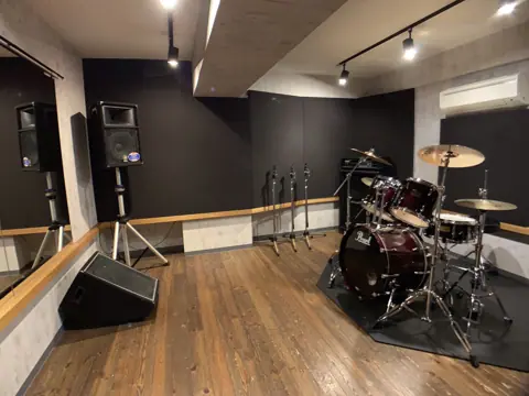 エアーサウンドスタジオ（AIR SOUND STUDIO）：ドラムとスピーカーのあるスタジオ