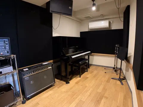 エアーサウンドスタジオ（AIR SOUND STUDIO）：ピアノとアンプのある部屋