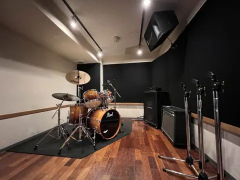 エアーサウンドスタジオ（AIR SOUND STUDIO）：ドラムとアンプのある部屋