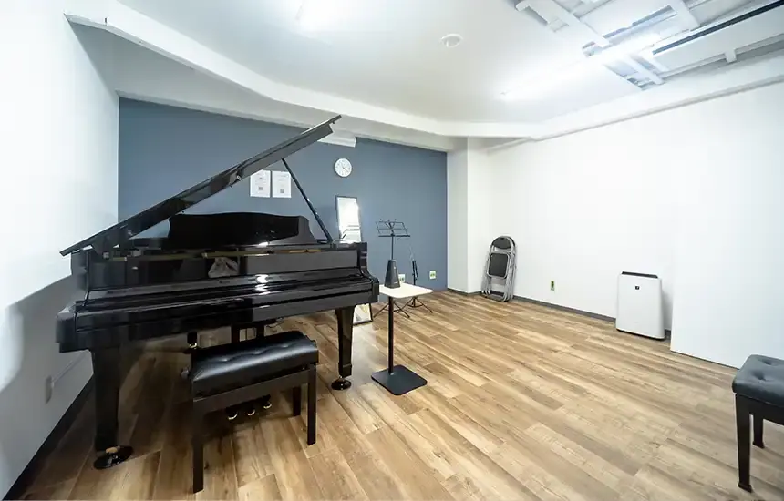 名駅防音室 グランドピアノ練習室（A）（グランドピアノのある広めの部屋）