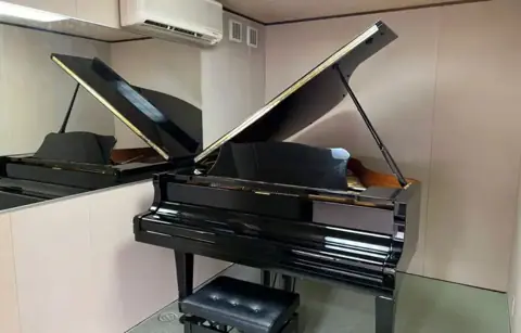名駅防音室 グランドピアノ練習室（A）：グランドピアノのある防音室