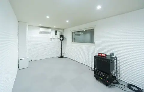 名駅防音室 グランドピアノ練習室（A）：アンプのある白壁の部屋