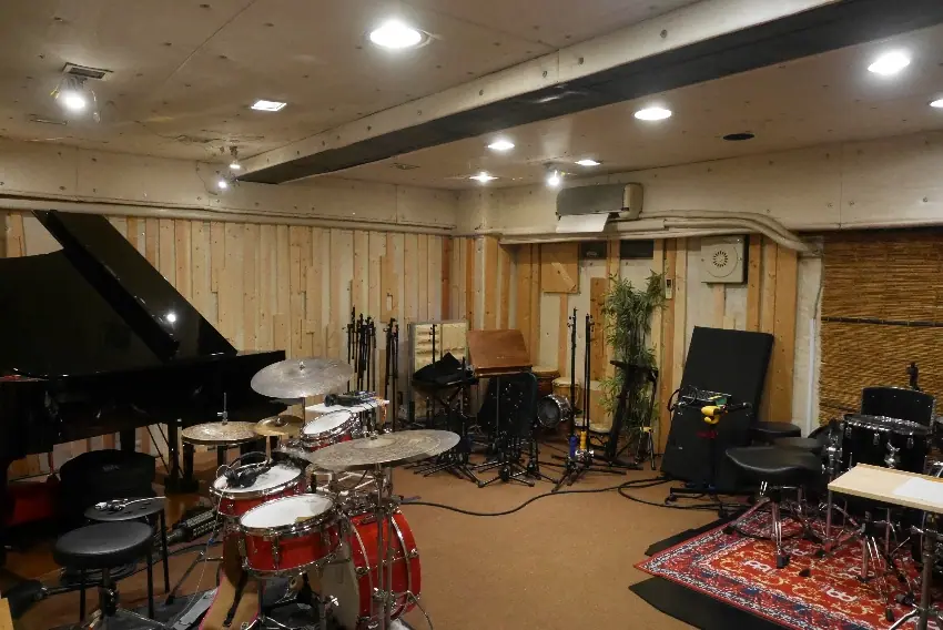 アルケミースタジオ（Alchemy Studio）（ドラムとグランドピアノのある録音室）