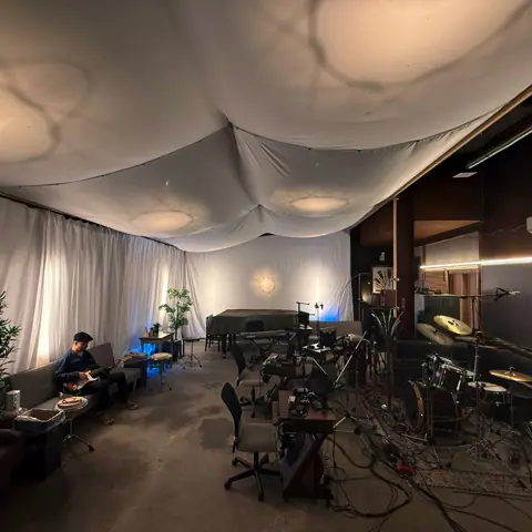 AMATERAS STUDIO NAGAOKA（天井に布を張ったスタジオ室内）