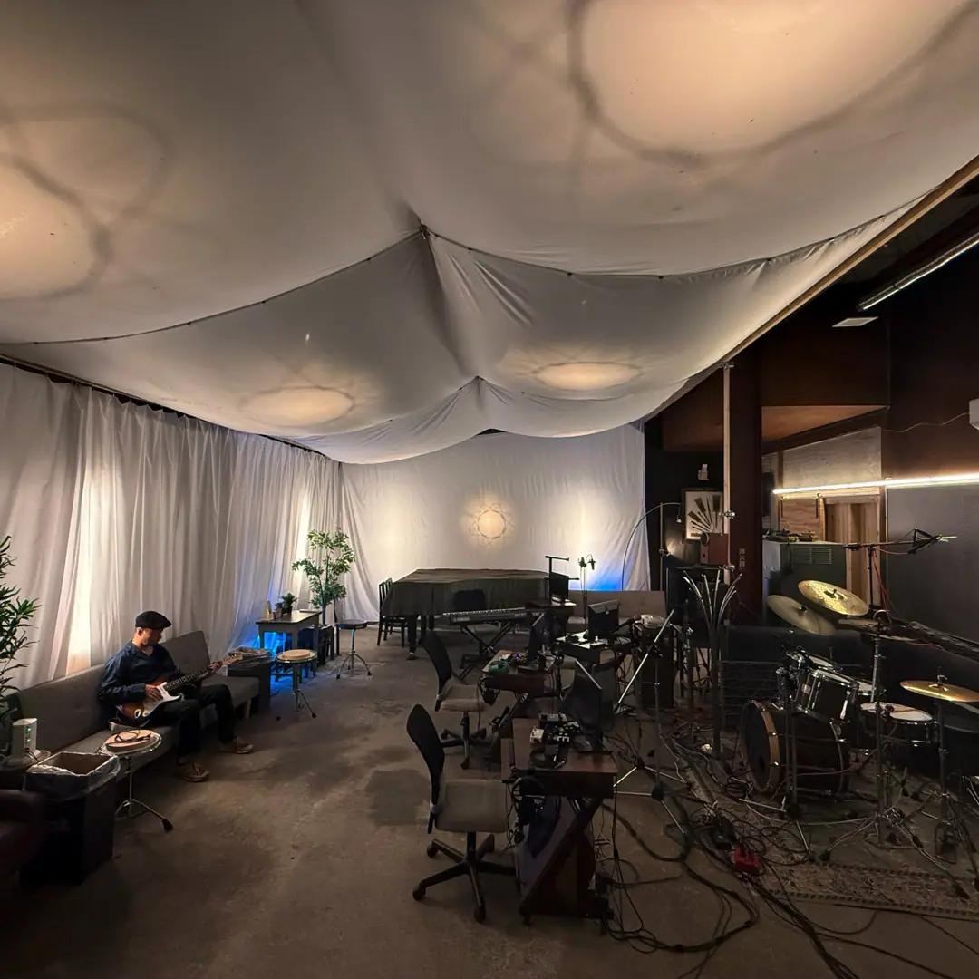 AMATERAS STUDIO NAGAOKA（天井に布を張ったスタジオ室内）