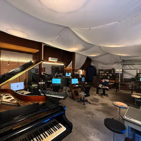 AMATERAS STUDIO NAGAOKA：グランドピアノとデスク