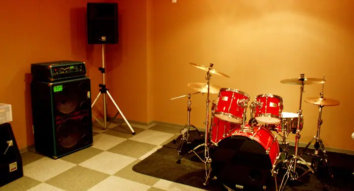 music studio Antonio（ドラムとアンプのある練習室）