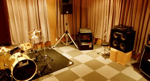 music studio Antonio：ドラムとアンプのある練習室
