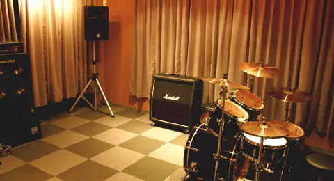 music studio Antonio：ドラムとマーシャルアンプのある練習室