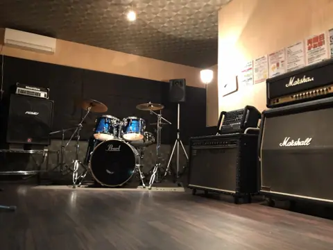 青山リハーサルスタジオ 新潟店（ドラムとアンプのある練習室）