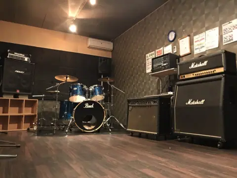 青山リハーサルスタジオ 新潟店：ドラムとアンプのある練習室