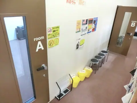 あぽろん 新発田店：room Aとroom Bの入口と廊下