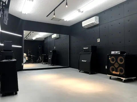 あぽろん 長岡店：アンプのある練習室、鏡