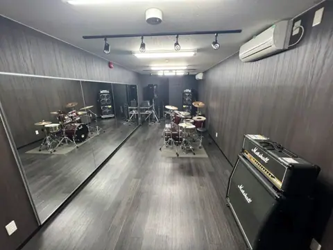 あぽろん 三条店：鏡とドラム、アンプのある練習室