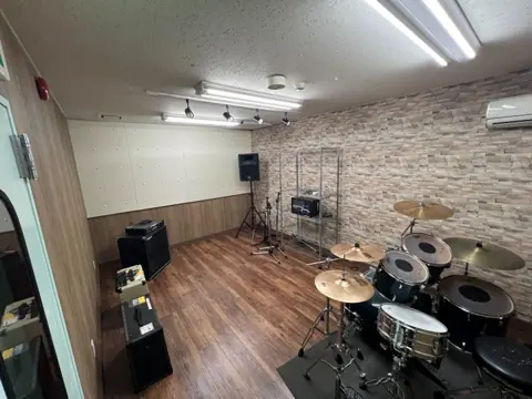 あぽろん 三条店：ドラムとアンプのある練習室