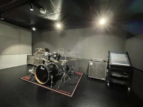 足柄屋STUDIO(ドラムとアンプ、ミキサーのある練習室)