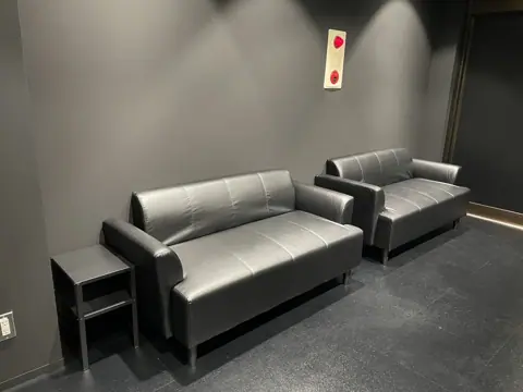 足柄屋STUDIO：ソファのある待合スペース