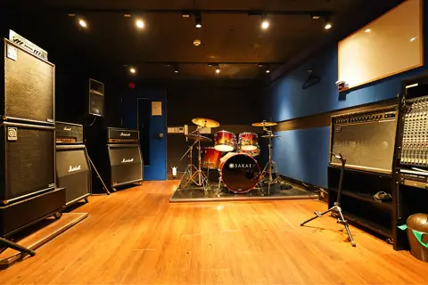 As is music 高槻店（ドラムとアンプのある練習室）