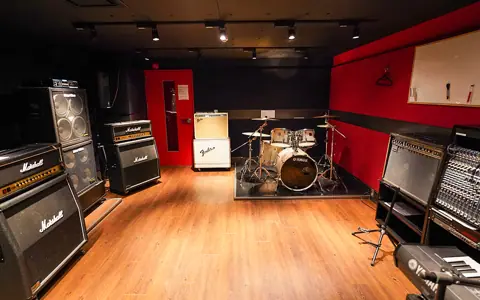 As is music 高槻店：ドラムとアンプ、ミキサーのある練習室