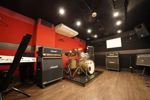 As is music 高槻店：ドラムとマーシャルアンプのある練習室
