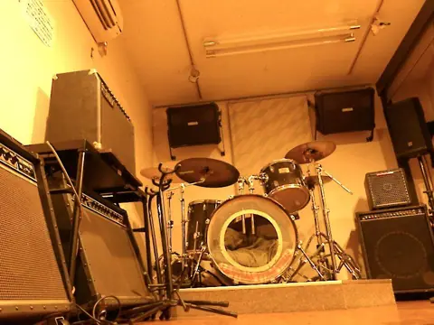AT STUDIO（大分 AT HALL 併設）（ドラムとアンプのある練習室）