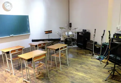 ライブハウス AVANTI(練習スタジオ)(ドラムとマイクスタンド、机と椅子のある部屋)