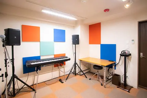 A'zig studio（エージグスタジオ ギザ ビーイング）：キーボードとスピーカーのある部屋