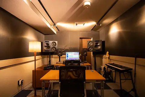 A'zig studio（エージグスタジオ ギザ ビーイング）：モニタースピーカーとPCのある録音ルーム