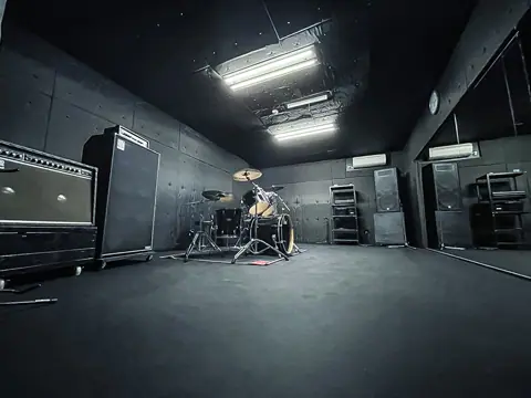滋賀BARI-HARI（バリハリ）：2Fスタジオのドラムとアンプ