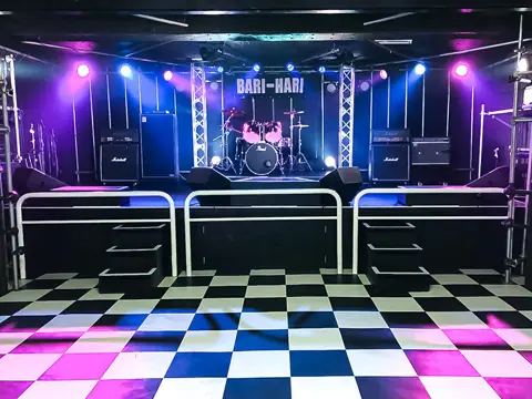 滋賀BARI-HARI（バリハリ）：1Fホールのステージ