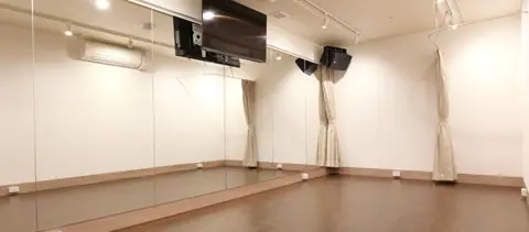 アカペラスタジオ ベースオントップ 吉祥寺店(鏡張りのスタジオ室内)
