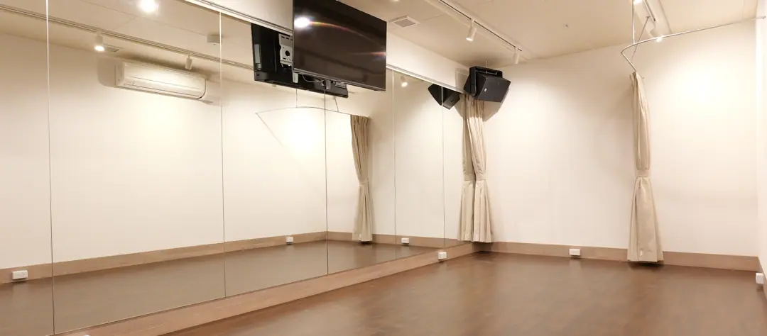 アカペラスタジオ ベースオントップ 吉祥寺店（鏡張りのスタジオ室内）