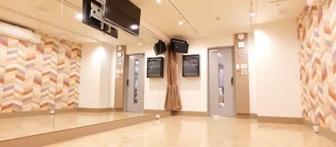 アカペラスタジオ ベースオントップ 吉祥寺店：鏡張りのスタジオ室内