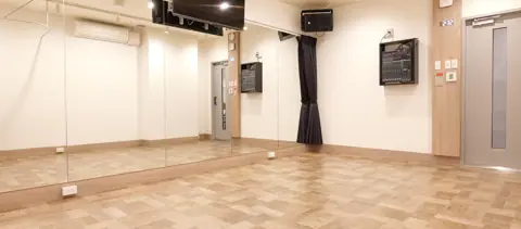アカペラスタジオ ベースオントップ 吉祥寺店：鏡張りのスタジオ室内